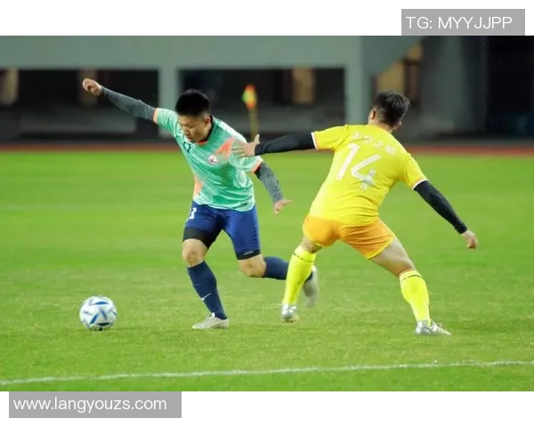 个子较高的足球明星如何在赛场上展现独特优势与风采