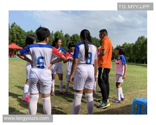 勋望小学足球明星展现青春风采助力校园体育发展与团队精神培养