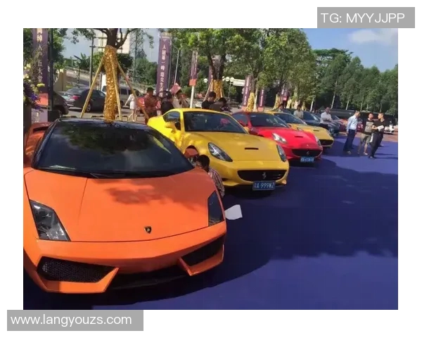 外国足球明星驾驶豪车巡游城市展现风采与魅力 外国足球明星驾驶豪车巡游城市展现风采与魅力