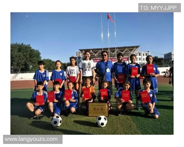 杨丽的足球人生：从草地到绿茵场的深度对话与心路历程