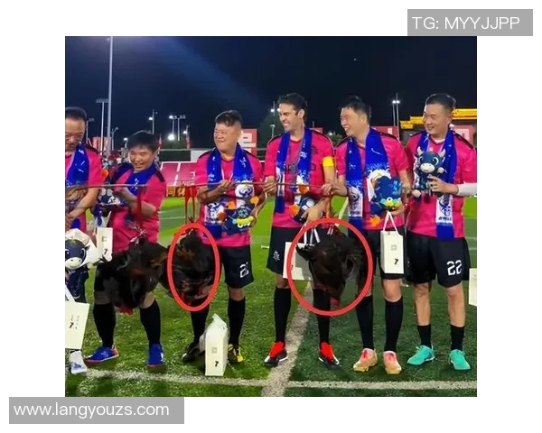 搞笑模仿足球明星带球瞬间让你捧腹大笑的精彩时刻合集