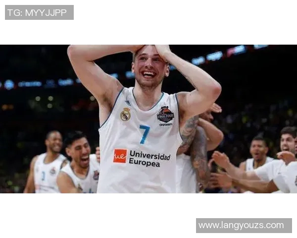 足球巨星与科比的传奇相遇:跨界友谊与运动精神的完美交融 足球巨星与科比的传奇相遇:跨界友谊与运动精神的完美交融